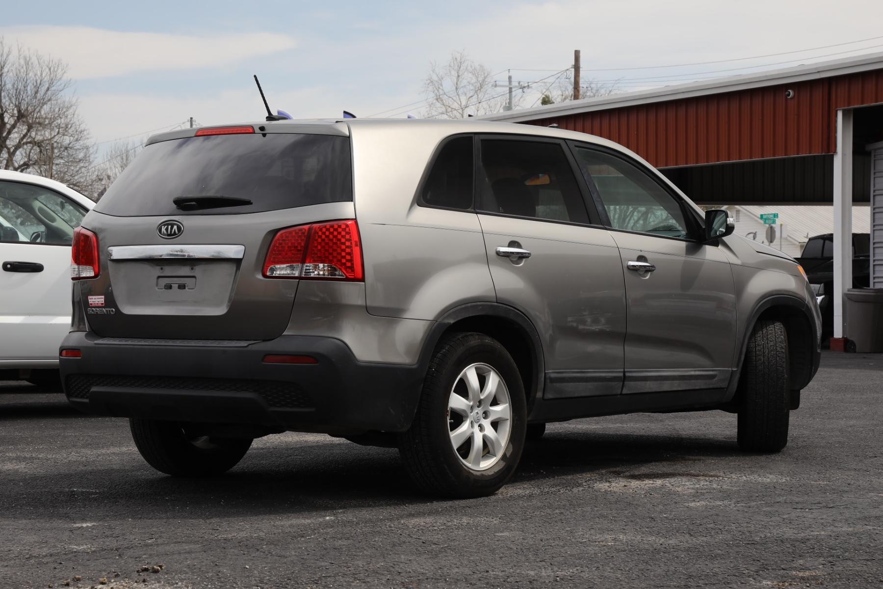 2012 GRAY KIA SORENTO LX 2WD (5XYKT3A10CG) with an 2.4L L4 DOHC 16V engine, 6-SPEED AUTOMATIC transmission, located at 420 E. Kingsbury St., Seguin, TX, 78155, (830) 401-0495, 29.581060, -97.961647 - Photo #4
